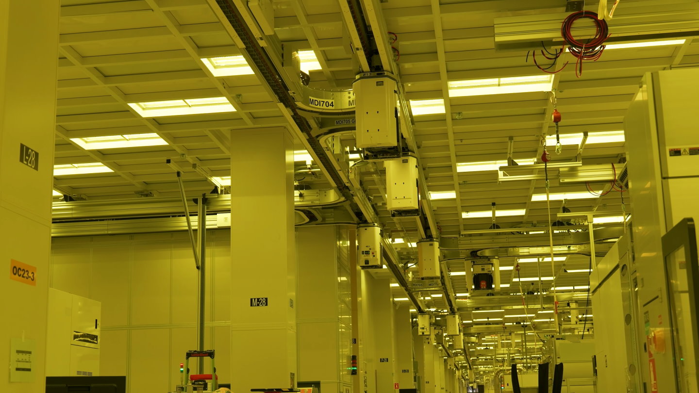 晶圓的搬運工作則交由天車負責，每台天車能夠裝載25片晶圓。Ocotillo廠區具有超過2100台天車以及30英哩的軌道（約48.28公里）。