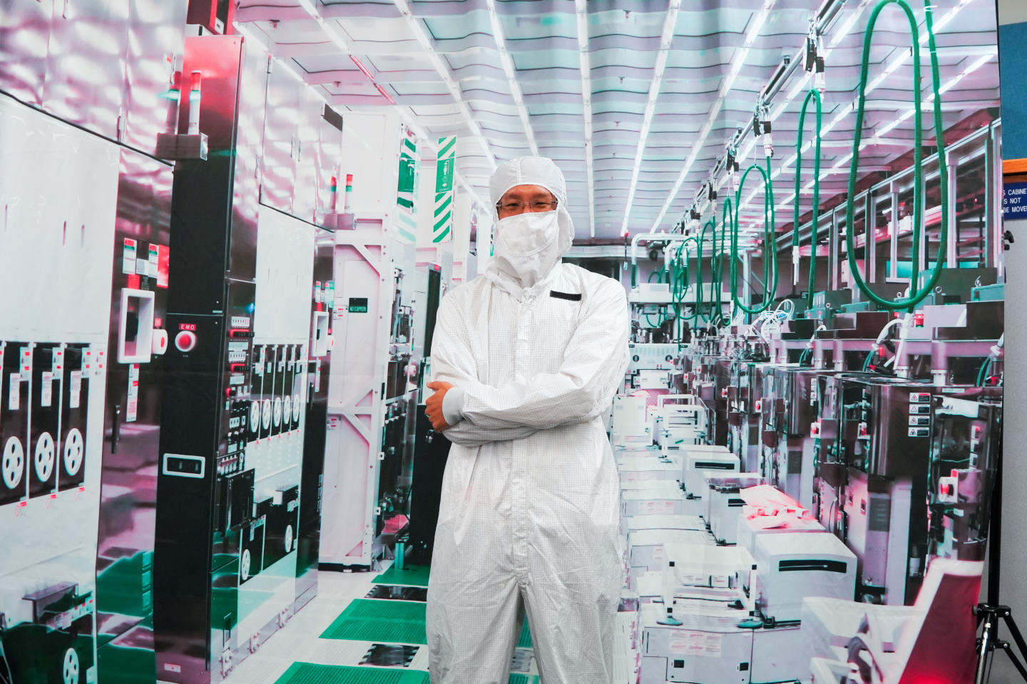 在Ocotillo廠區內因保密因素而無法自由攝影。筆者於會議室的佈景前穿著無塵衣留影。