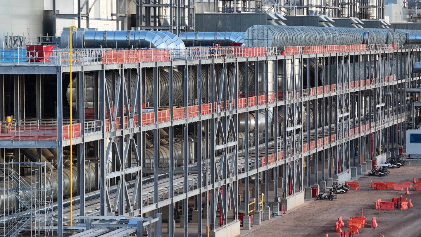 晶圓廠外部具有許多管線，輸送運作過程所需的水以及各類化學藥劑。