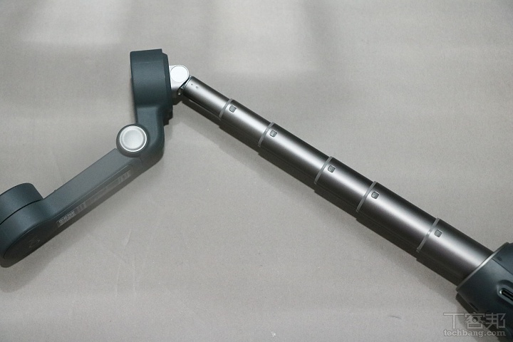 轉軸支援前傾設計：搭配延長桿與三連按扳機鍵實現倒置拍攝，輕鬆捕捉孩童與寵物等低角度畫面。  ▲ 轉軸支援前傾設計：搭配延長桿與三連按扳機鍵實現倒置拍攝，輕鬆捕捉孩童與寵物等低角度畫面。  ▲ 轉軸支援前傾設計：搭配延長桿與三連按扳機鍵實現倒置拍攝，輕鬆捕捉孩童與寵物等低角度畫面。