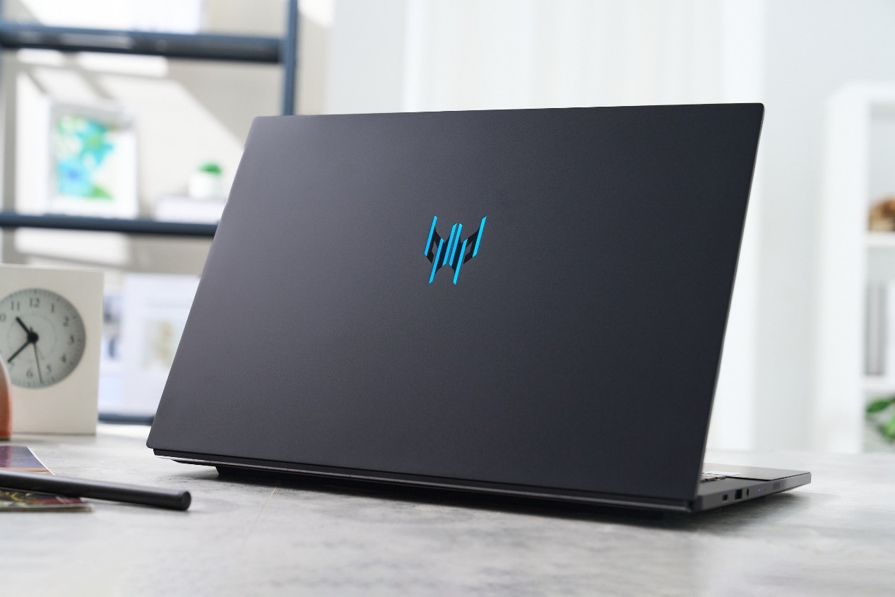 開機瞬間，上蓋的 Predator Logo 會亮起藍光，提醒你這可是一台正港的電競筆電！