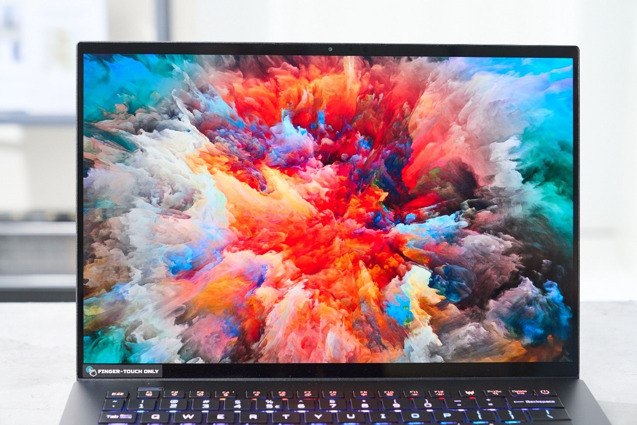 Triton 14 AI 搭載 14.5 吋 WQXGA+ 解析度 OLED 顯示器，畫質細膩、對比度出色，色彩呈現飽滿而精準，整體視覺效果很有水準。