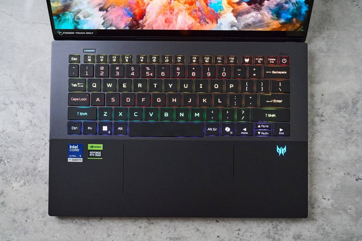 機身 C 面使用與外殼一致的深黑配色，鍵帽與觸控板也維持同色調，營造出高度一體化的視覺感受。