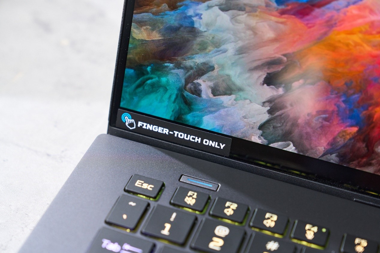 左上角設有專屬功能鍵，可快速切換筆電的運行模式，依需求在效能與靜音之間自由切換。