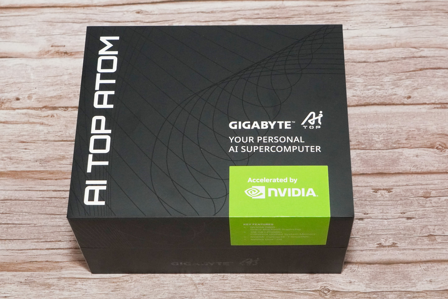 AI TOP ATOM 的包裝相當有設計感，黑色主體搭配亮面的曲線散發出專業的科技感。