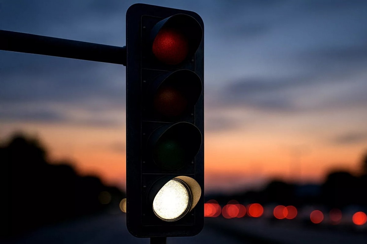 當「白燈系統」啟動後,交通號誌延遲時間可減少 3.2% 至 94%,整體運輸效率最多提升達 98.9%。