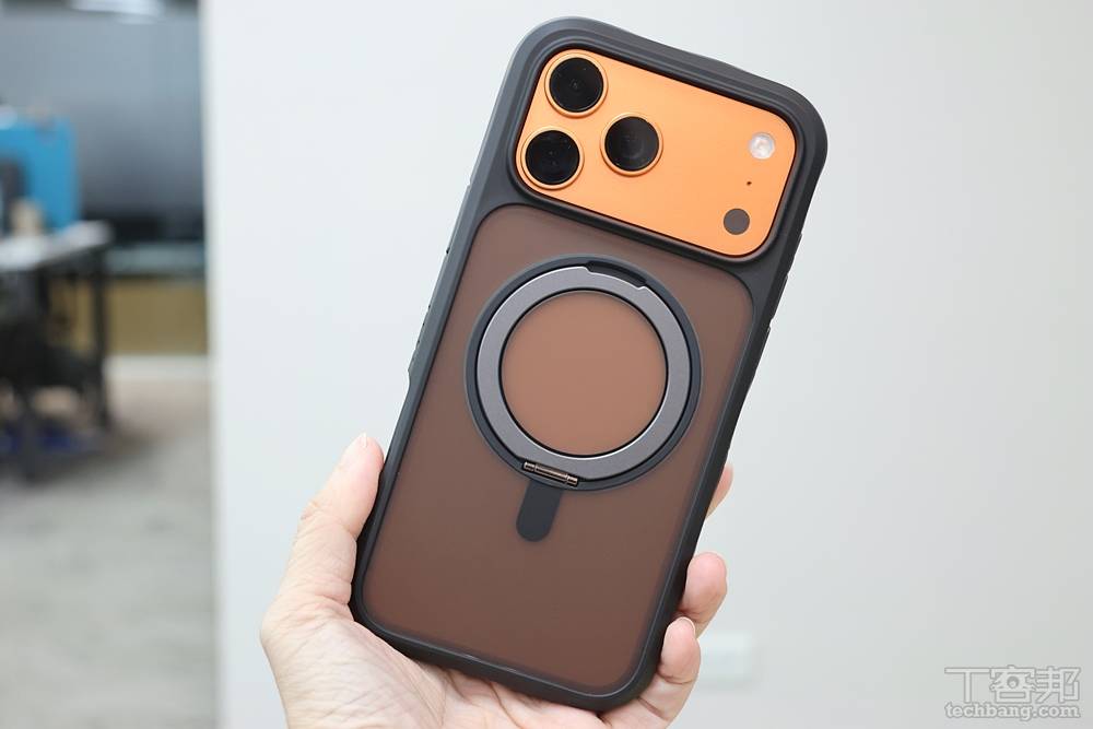 CARBON MATTER 延續頂規防護能力，外框採用雕紋設計，在握持時多了防滑與觸感。