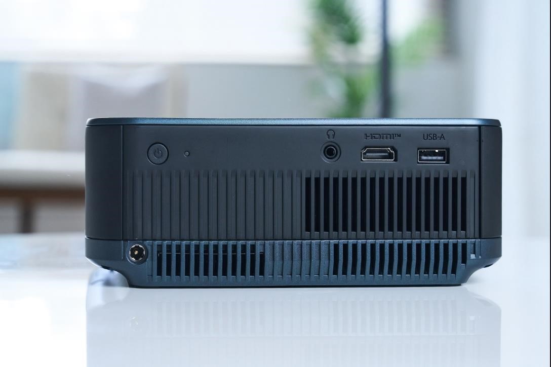 三款投影機的 I/O 介面基本一致，提供 3.5mm 音源輸出、HDMI 以及 USB-A 傳輸埠各一。其中 HDMI 可支援 eARC/ARC 音訊回傳，而 USB-A 則可連接市售的 USB 裝置，例如網路攝影機、外接硬碟或鍵盤。(圖為 EF-62)