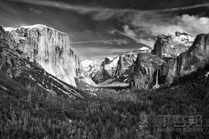 利用光影與層次展現自然的形與韻,是黑白風景攝影的經典手法。