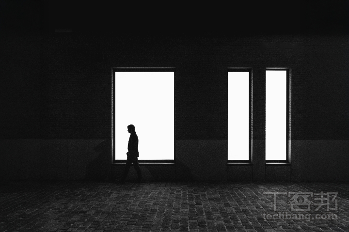 運用剪影和高反差所形成的方形幾何,獲得一幅決定性瞬間的黑白街拍作品。