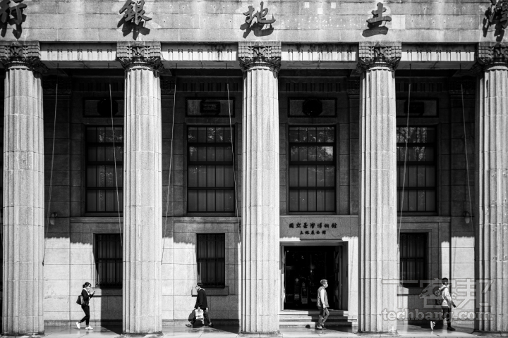 街拍是黑白攝影很好發揮的題材之一,可藉由光影、人物神情或場景對比為畫面加分。