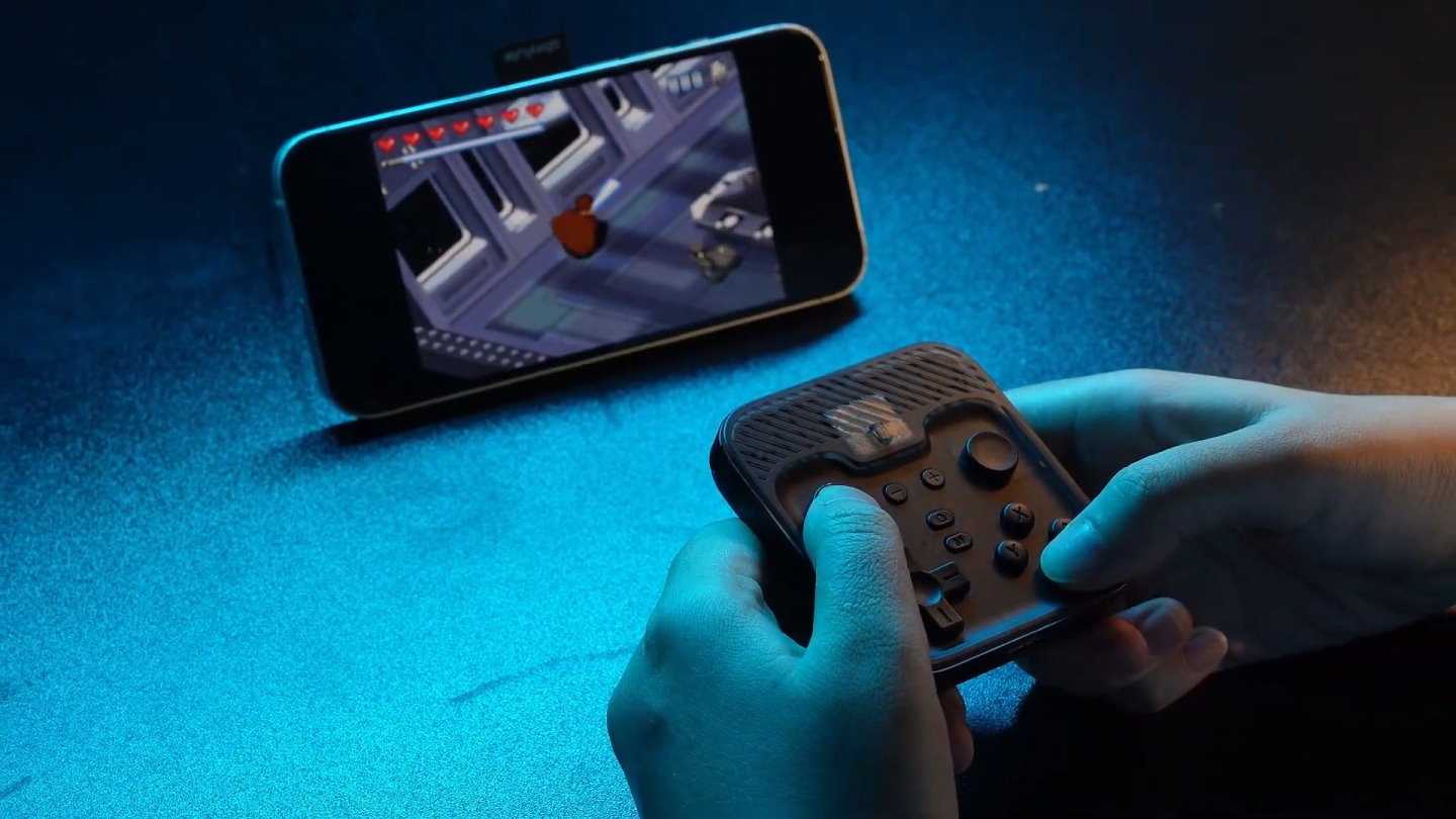 此外使用者還可將它與手機分離，當作無線手把。