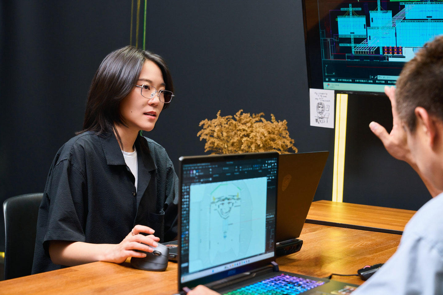 專訪天團御用舞台設計團隊必應創造 B'in Live：燈光師施皓哲、空間設計師林沂柔如何用 MSI Vector 17 HX AI，雕刻世界級舞台的光影美學？