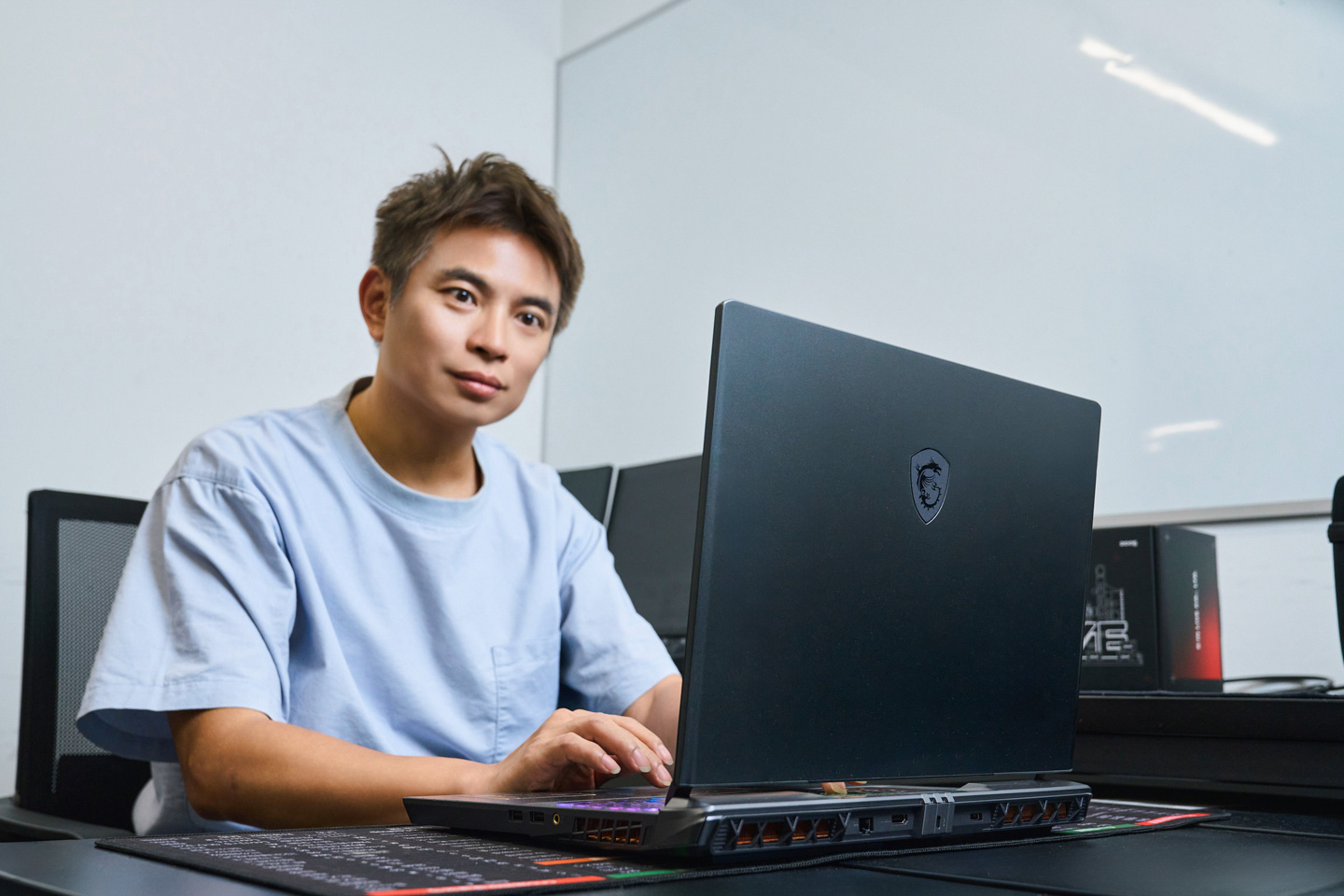 依賴多款 3D 應用工具進行設計的施皓哲，深刻感受到 Vector 17 HX AI 帶來的效能紅利；強大的 GPU、GPU 和最新SSD與記憶體的極速傳輸組合，讓他在燈光模擬、場景切換與多軟體協作時的效率大幅提升。