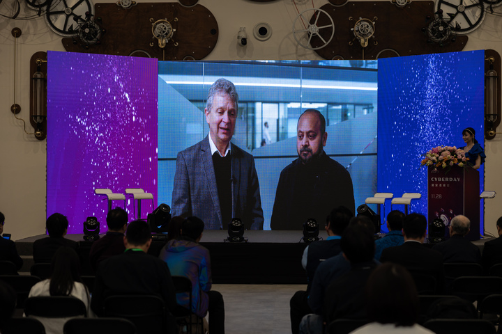 PSA Certified 主席 Rob Coombs（左）