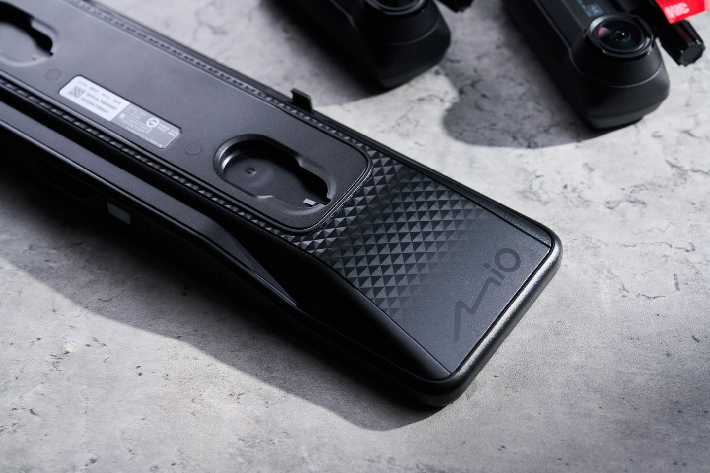 主機的質感很不錯,霧面黑色外殼不容易留下指紋,機身局部還加入了帶有立體感的漸變紋飾,視覺上更有層次感,比一般後視鏡記錄器來得精緻不少。