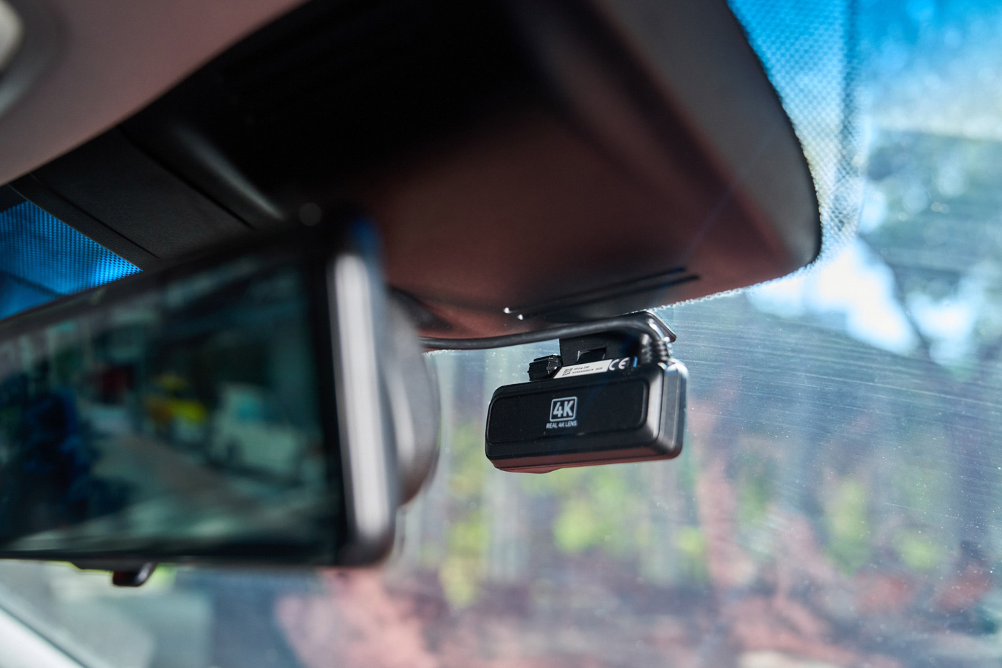 MiVue R890WD 與多數後視鏡型行車記錄器最大的不同,就是它採用前鏡頭分離式的設計。因為鏡頭並不直接固定在主機上,所以你在調整後視鏡角度時,拍攝畫面完全不會跟著偏移,能確保前方影像始終保持在最佳視角。