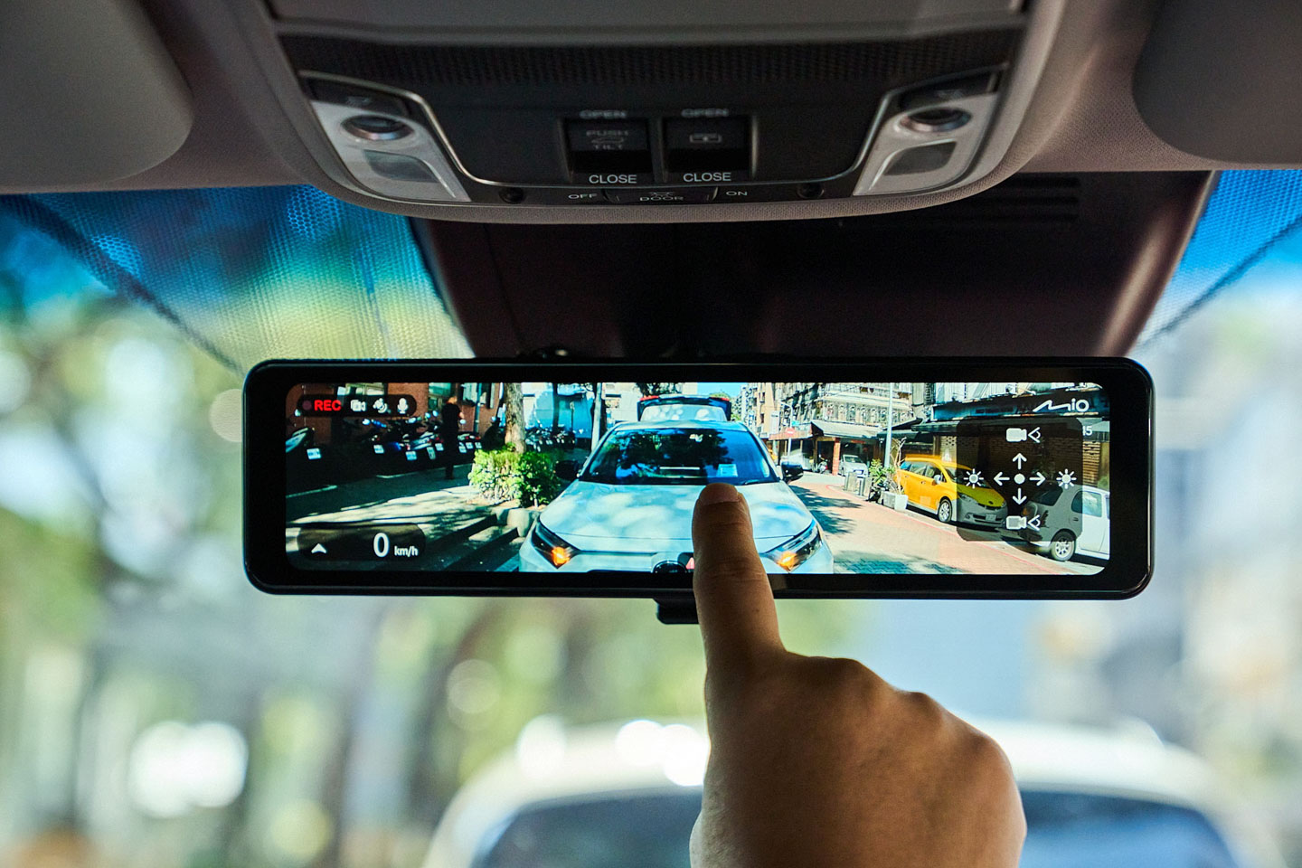 只要用手指按住螢幕不放即可調整視角 (上下滑) 或亮度 (左右滑)。