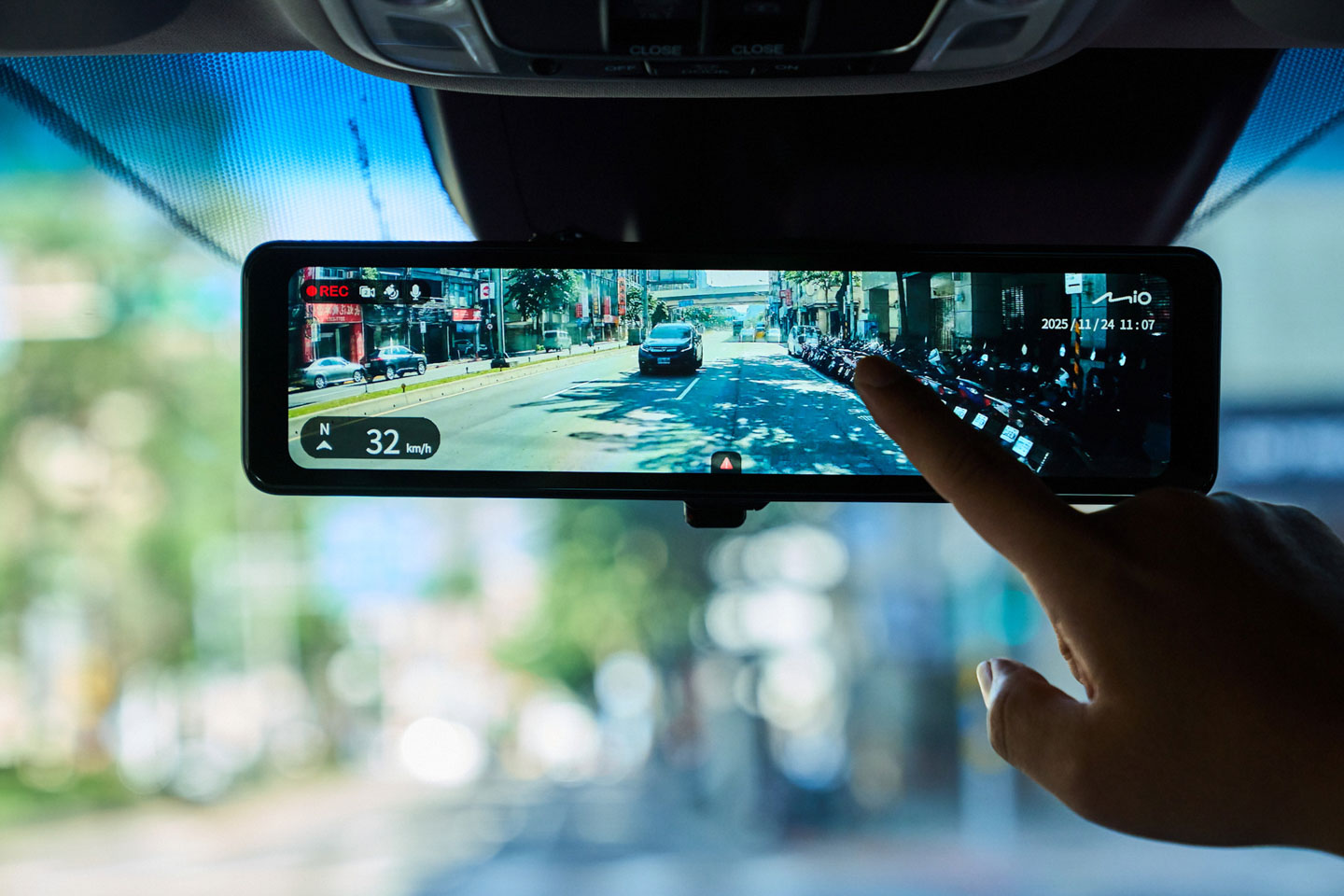 明亮的大螢幕不僅能一鍵升級成視野更廣的電子後照鏡,觸控操作也很直覺、順手。