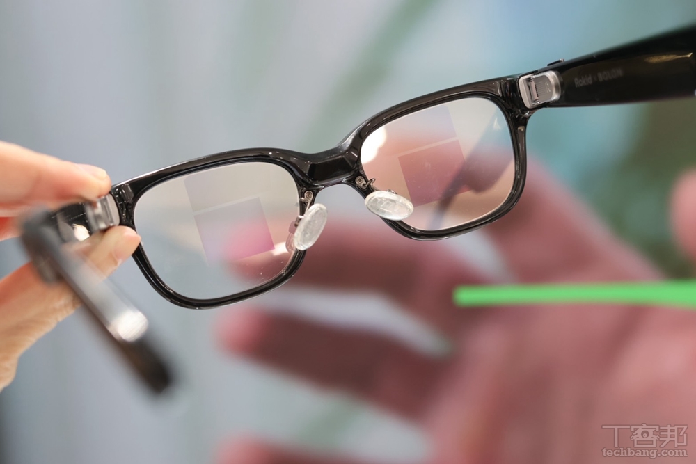 鏡片中間方框的地方就是螢幕內容顯示位置。