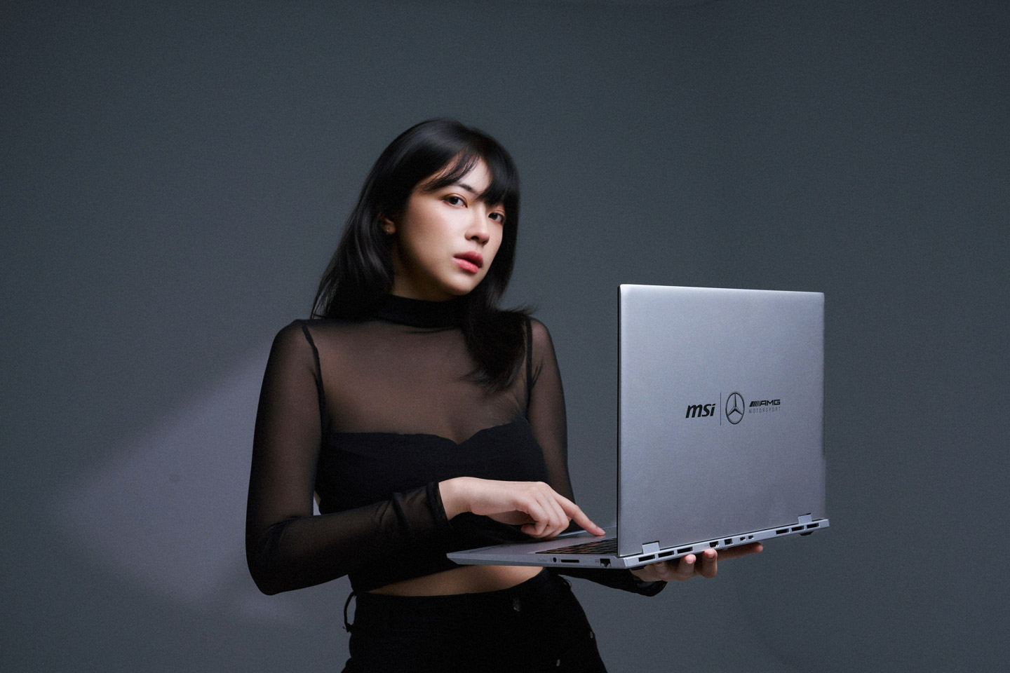 MSI x Mercedes-AMG Motorsport 聯名筆電開箱:Prestige 16 AI+ vs. Stealth A16 AI+,優雅豪奢、靈活高效一次看懂!