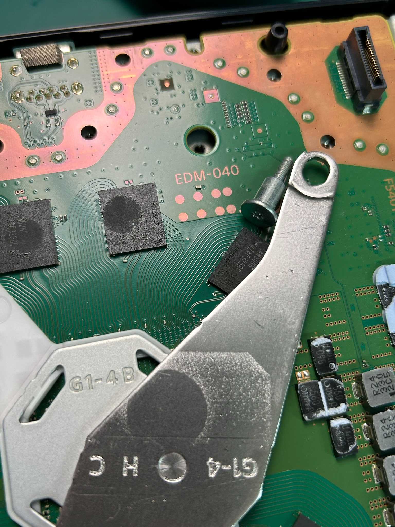 PS5 維修人員示警：不管直立或是倒放，液態金屬老化是通病、遲早都要拆機維修