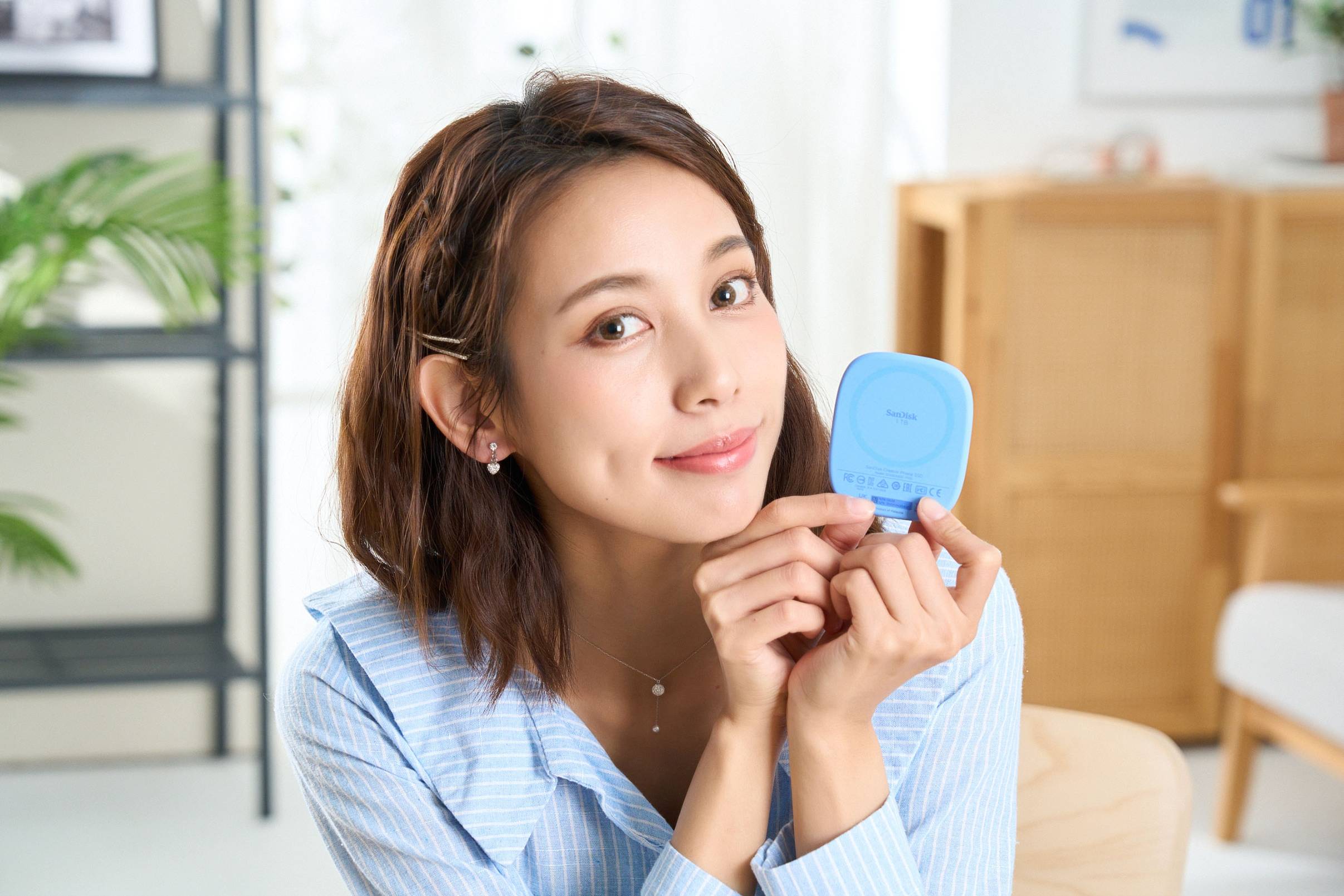 SANDISK Creator Phone SSD 底部採用磁吸設計，可穩定吸附於支援 MagSafe 的裝置背面，拍攝或外接錄影時不易位移，讓行動創作更安心。