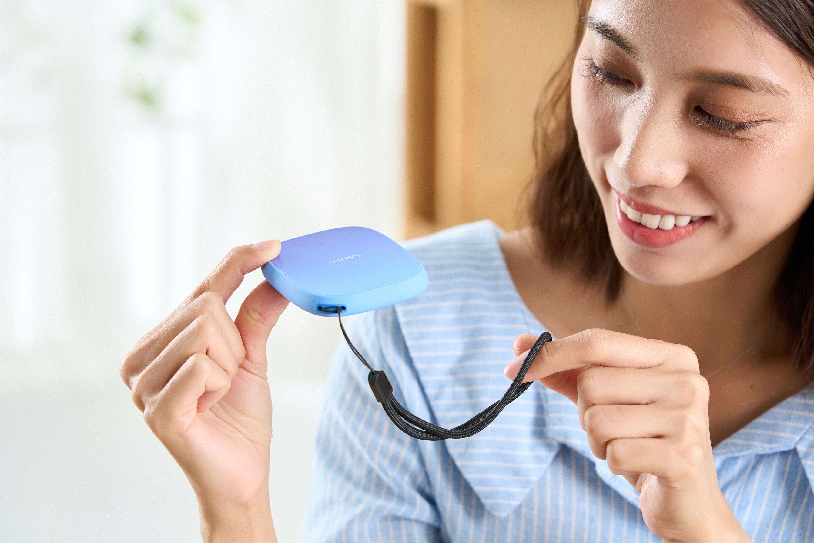 ▼ SANDISK Creator Phone SSD 側邊設有吊飾孔，可搭配隨附掛繩或自行加裝配件，方便隨身攜帶，也降低外出拍攝時遺失的風險。