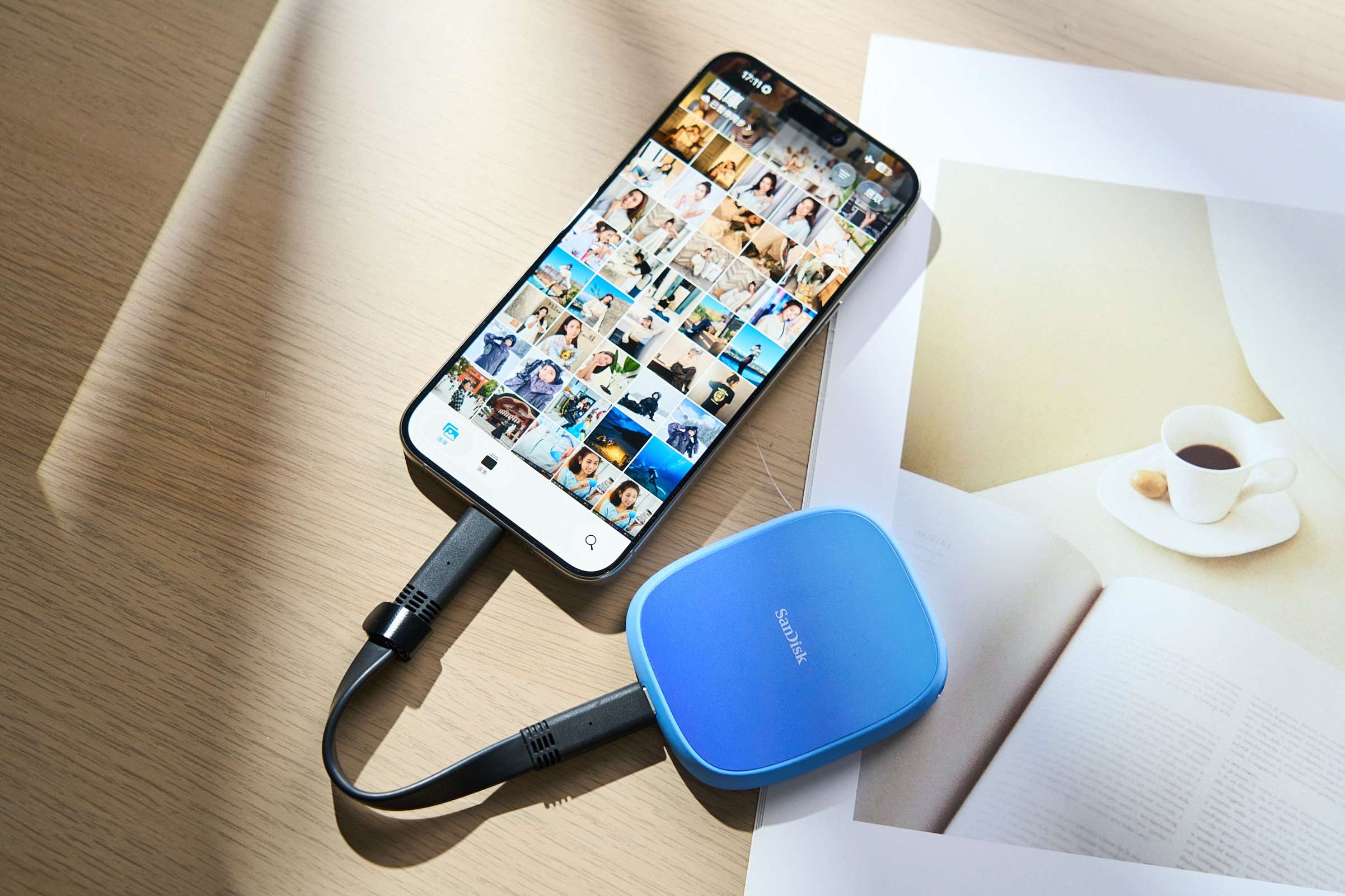 隨附短版 USB-C 可彎折線材，連接手機時不易晃動或拉扯，特別適合邊拍邊錄的行動創作情境。