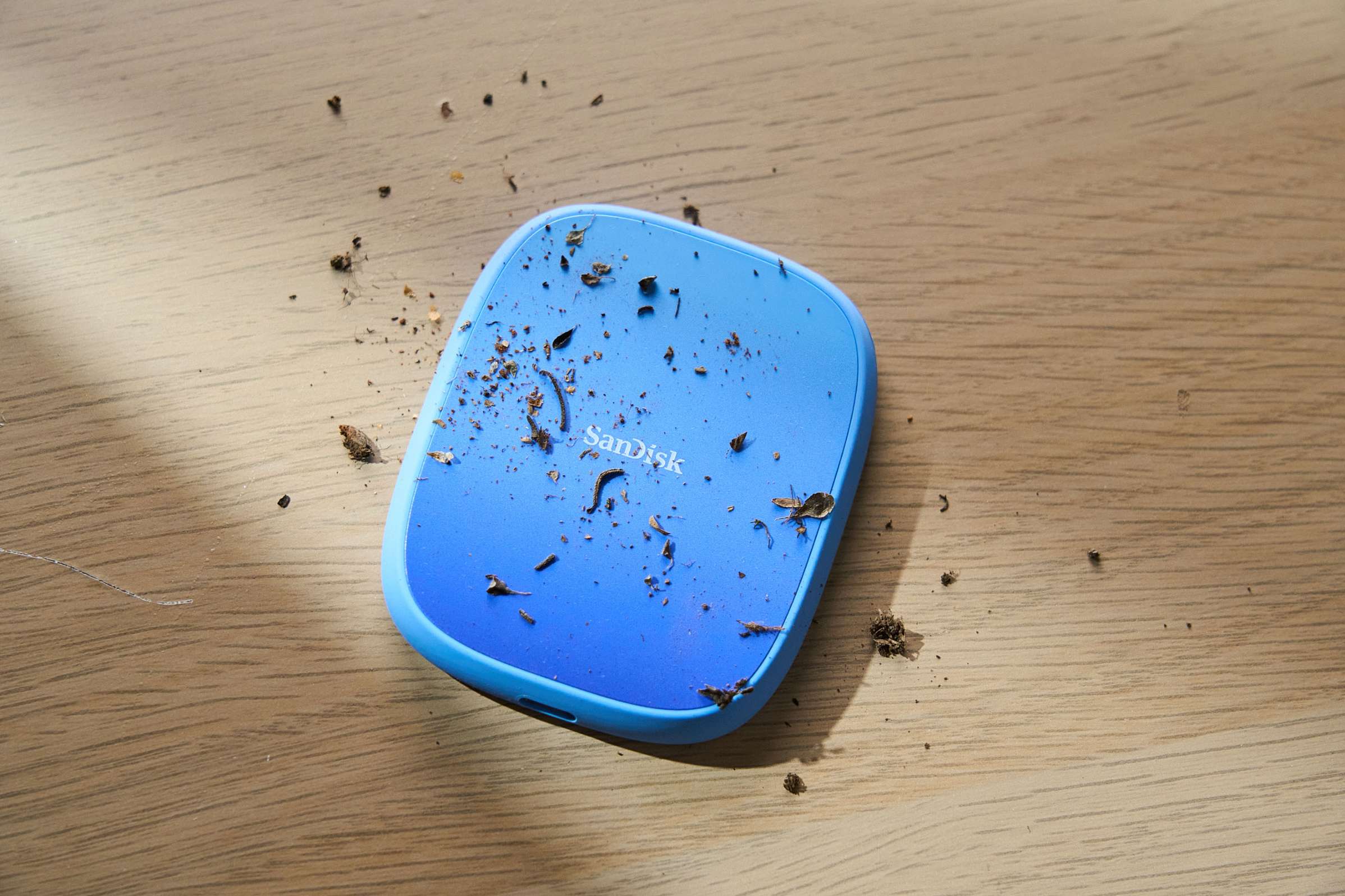 具備 IP65 防塵防潑水等級，可應付戶外拍攝時的塵土飛揚與突發水花，提升行動創作環境下的耐用與可靠性。