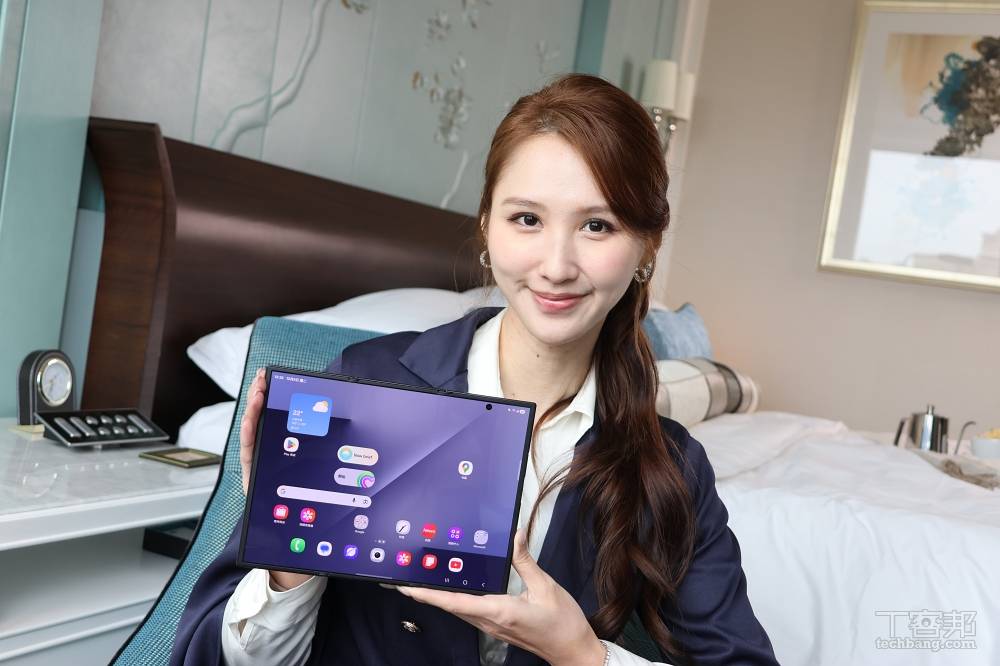 摺痕明顯嗎?好拿嗎?Galaxy Z TriFold 快速動手玩