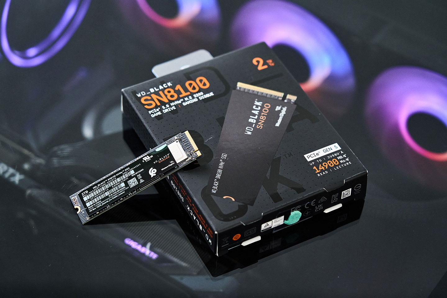 SANDISK Optimus GX PRO 8100 NVMe SSD 的包裝設計承襲了過往的精品質感，也很切合產品「BLACK」之名。