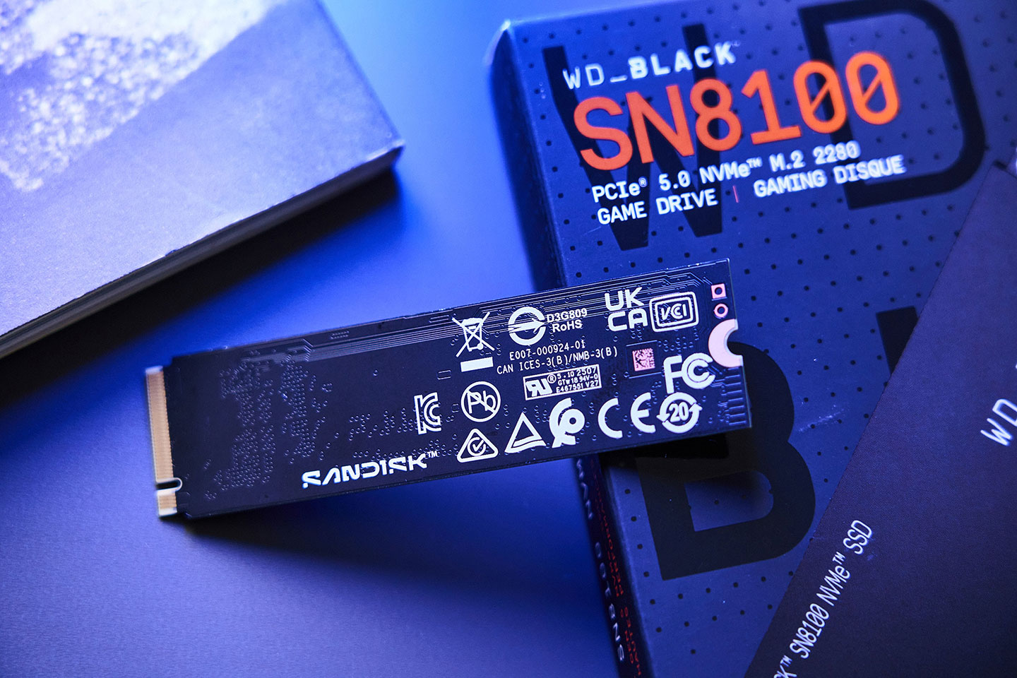 背面沒有任何 NAND 或其他晶片元件，單面設計也讓 SSD 本體更纖薄，也能適用於筆電。