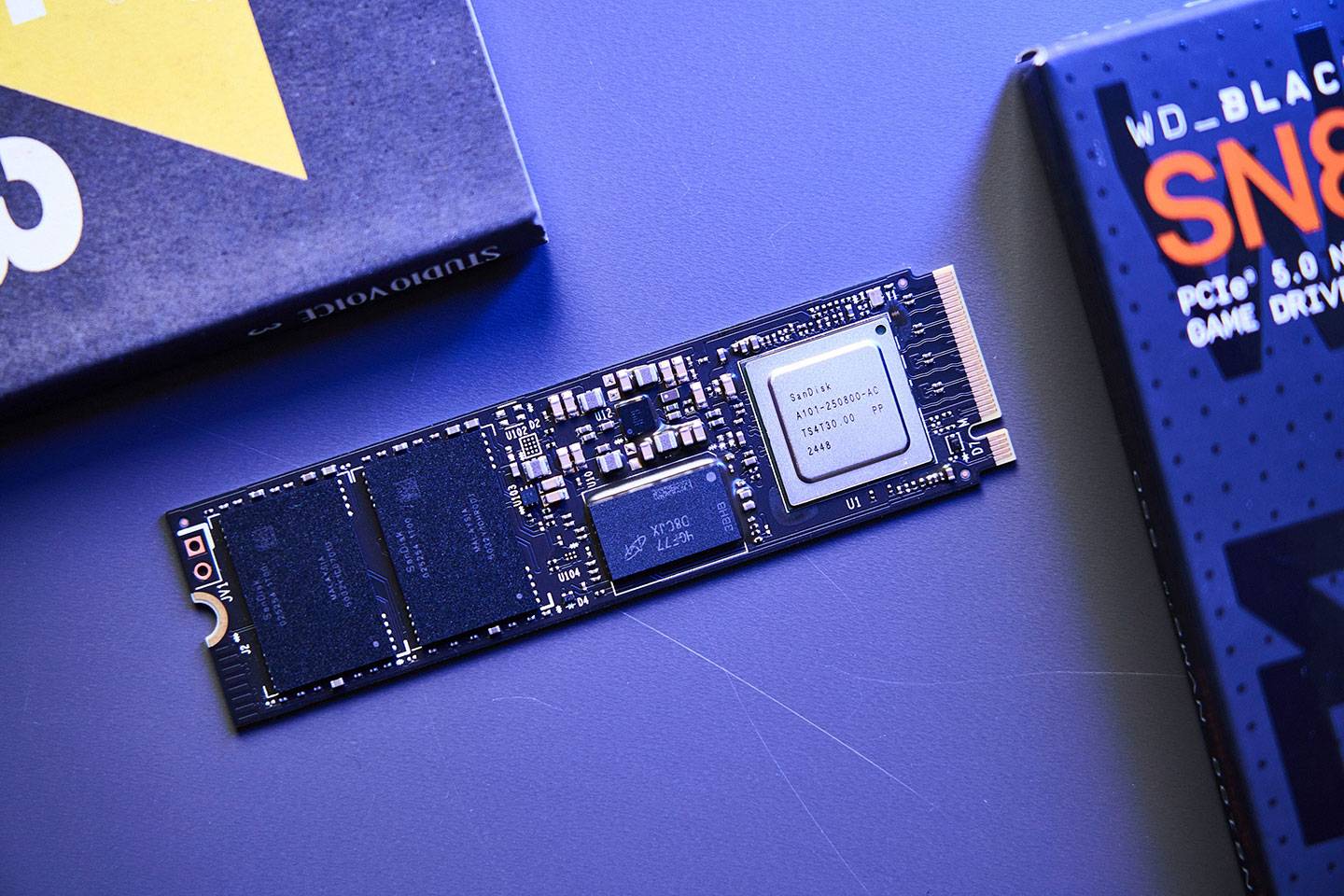 移除正面的標籤貼紙，可以看到兩組 NAND Flash、DRAM 與主控晶片