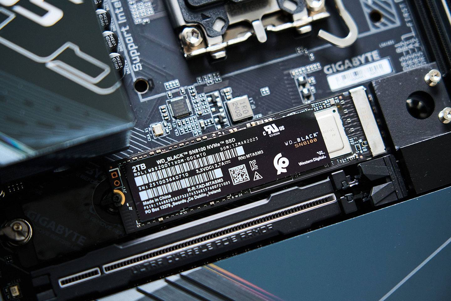 SANDISK Optimus GX PRO 8100 NVMe SSD 2TB 版本的實測搭配了 GIGABYTE Z890 AORUS ELITE WIFI7 主機板，將其安裝至靠近 CPU 的第 1 組 M.2 插槽，可支援 PCIe Gen5 規格，並搭配主機板標配的散熱片，沒有使用其他額外的散熱器。