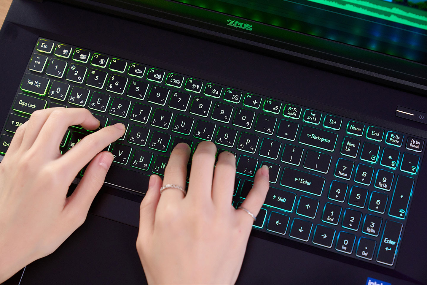 捷元 ZEUS 18G 機身 C 面搭配了全尺寸的鍵盤。