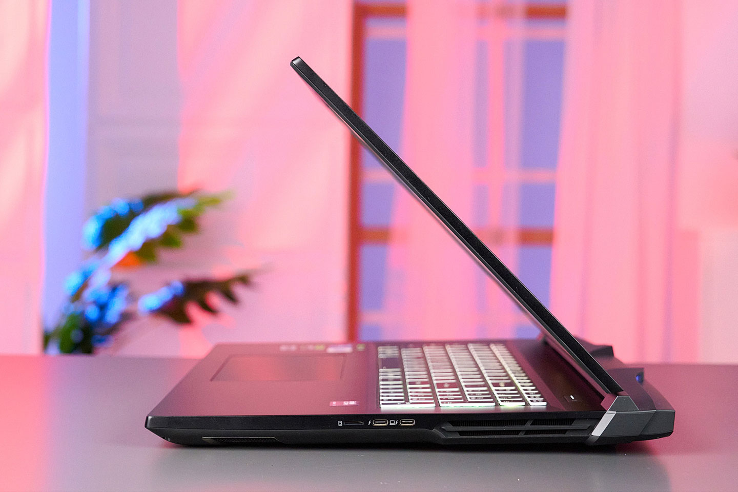 從側面來看，捷元 ZEUS 18G 的機身經過適度的修飾，整體不會有太過於笨重的感覺。