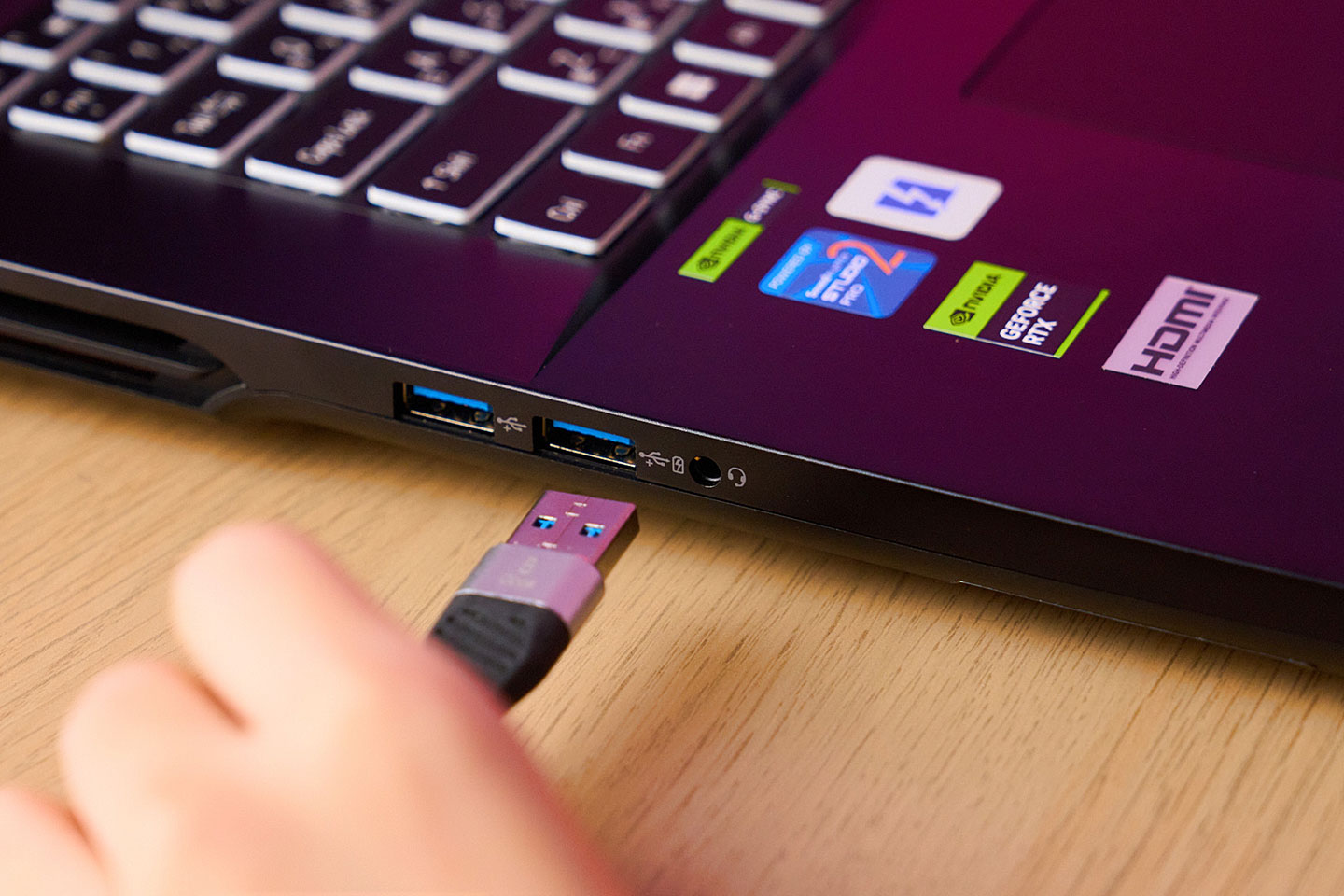 機身左側提供兩組 USB 3.2 Gen2 Type-A 埠，可支援常見的 USB 裝置，另外也有 3.5mm 的耳機 / 麥克風接口。