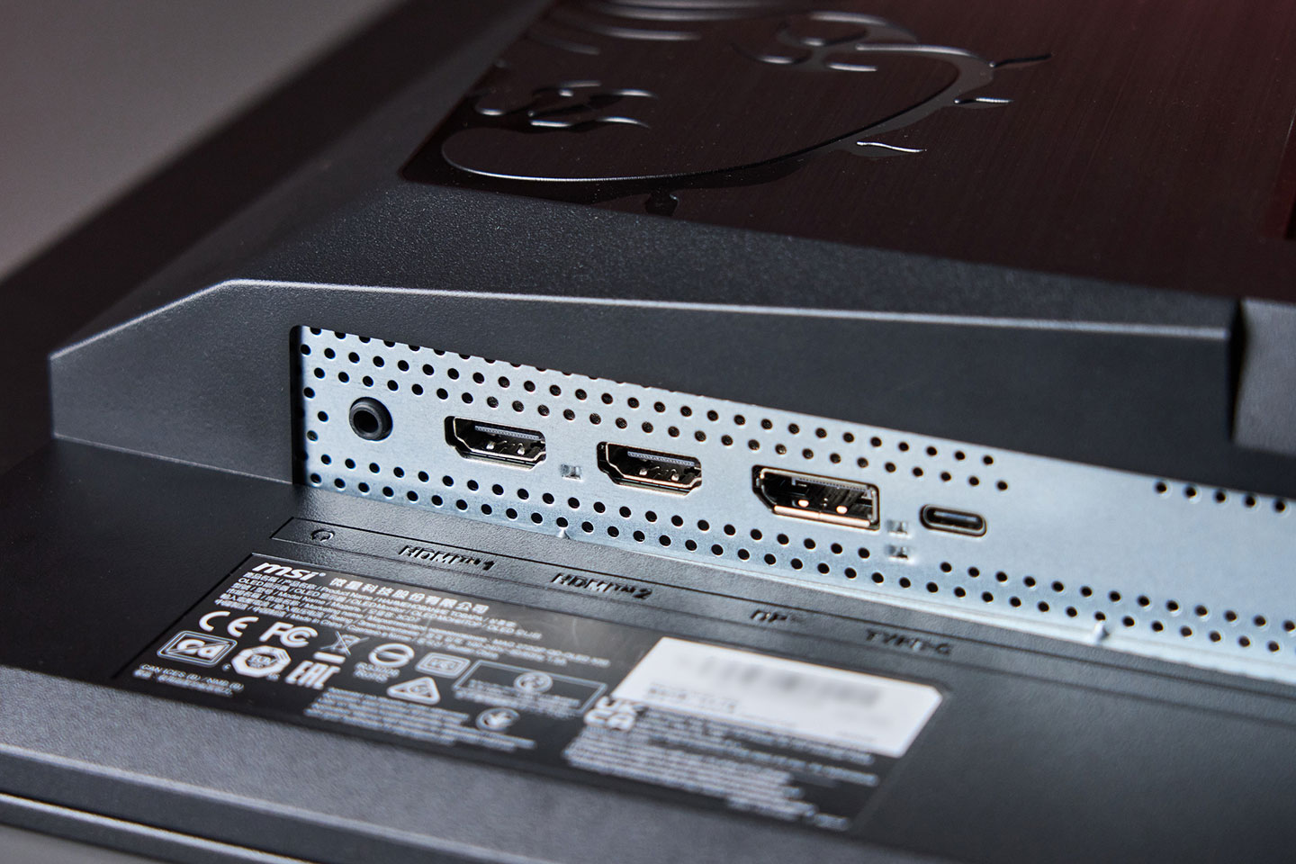 MAG 272QP QD-OLED X50 內建兩組 HDMI 2.1、一組 DisplayPort 1.4a、一組 USB Type-C 以及 3.5mm 音訊輸出接口。