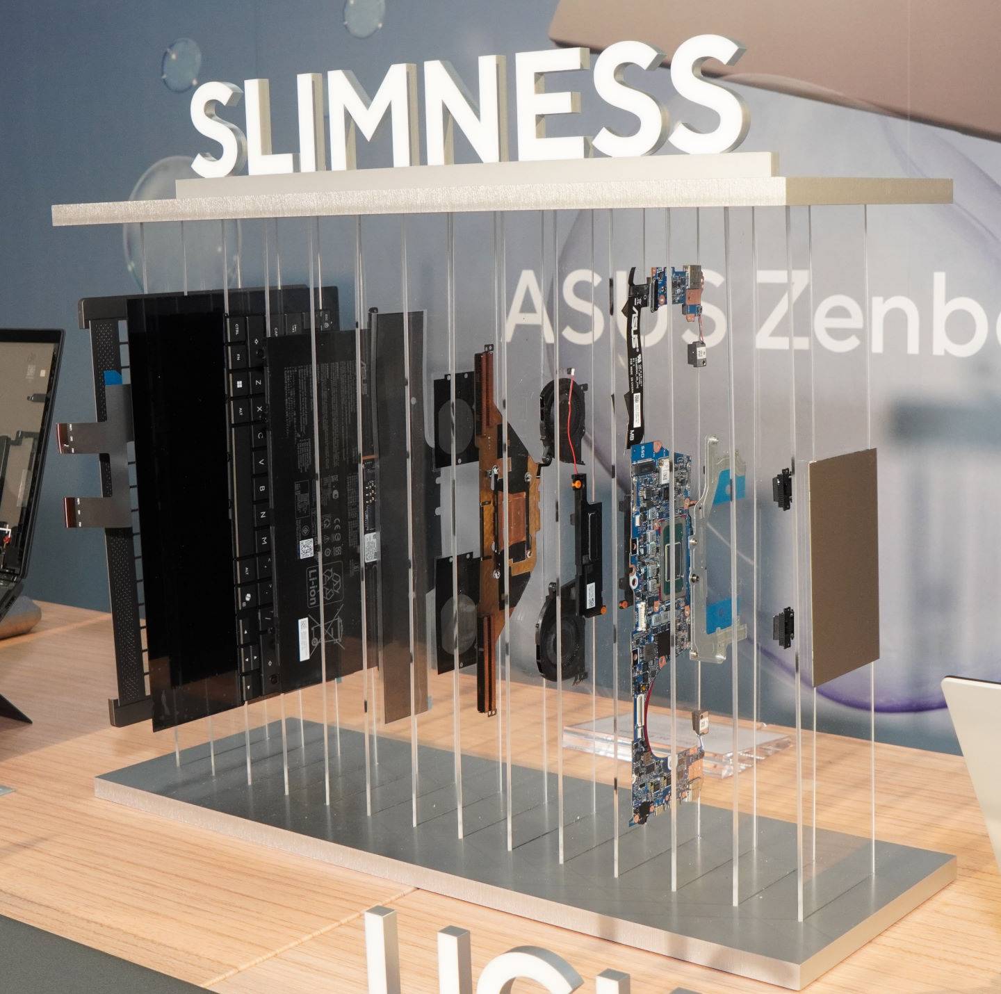 可以看到機身內大多數個空間都留給電池，主機板與散熱器的尺寸相對不大。