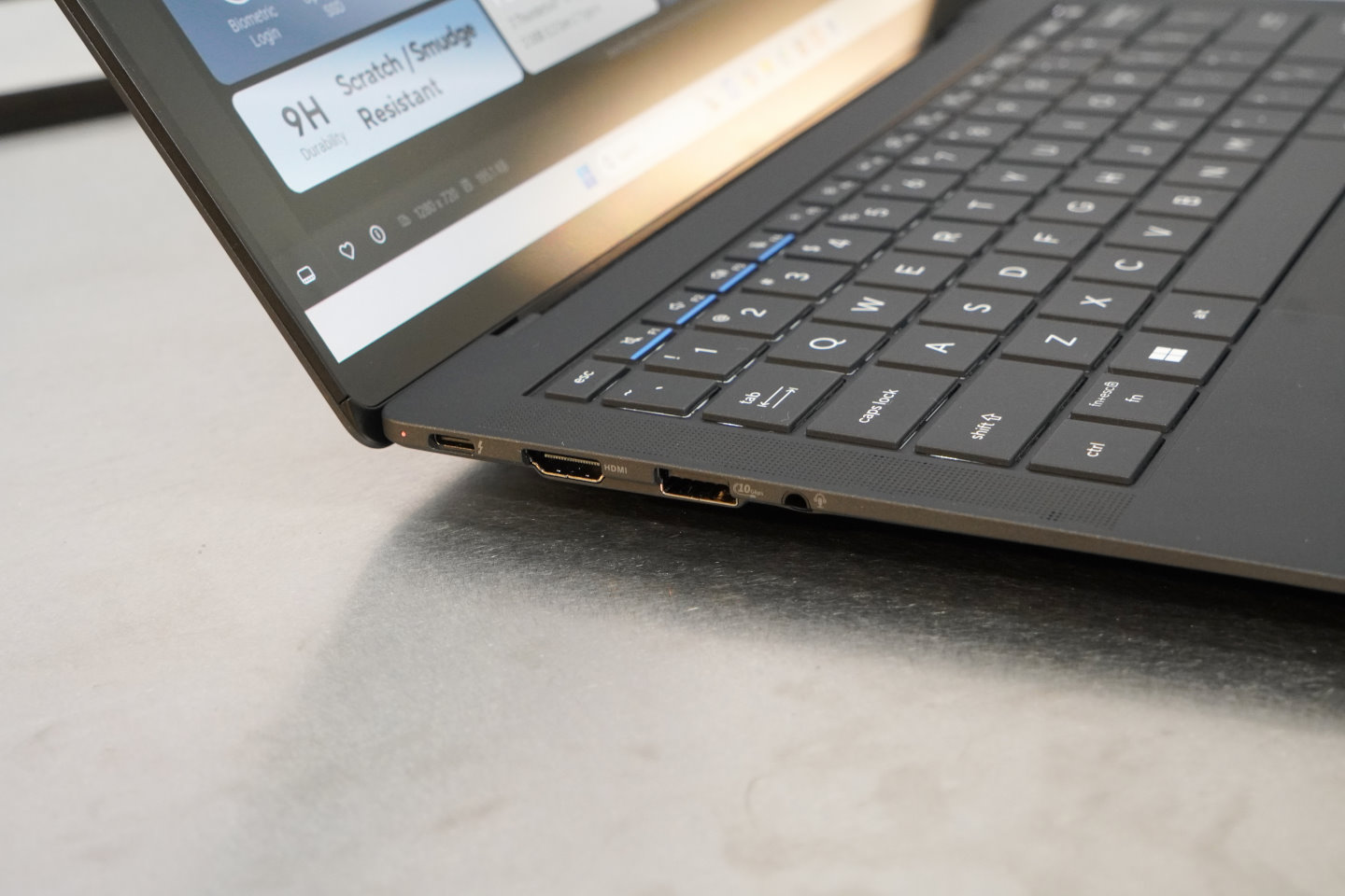 在I/O端子部分,機身左側具有Thunderbolt 4、HDMI、USB 3.2 Gen2、3.5 mm耳機麥克風複合端子各1組。