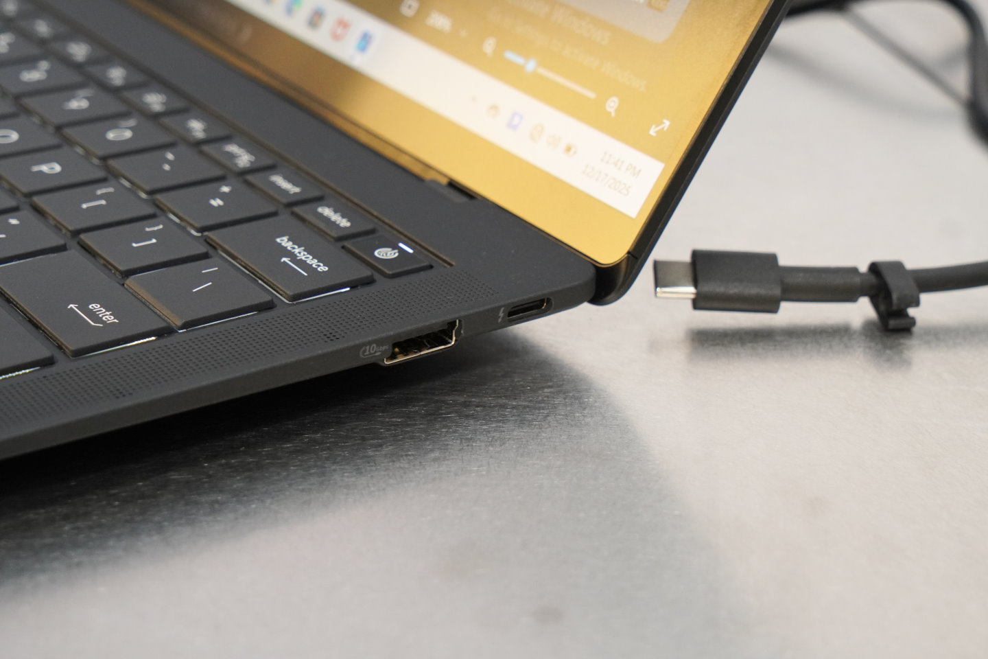 機身右側則為Thunderbolt 4、USB 3.2 Gen2端子各1組。