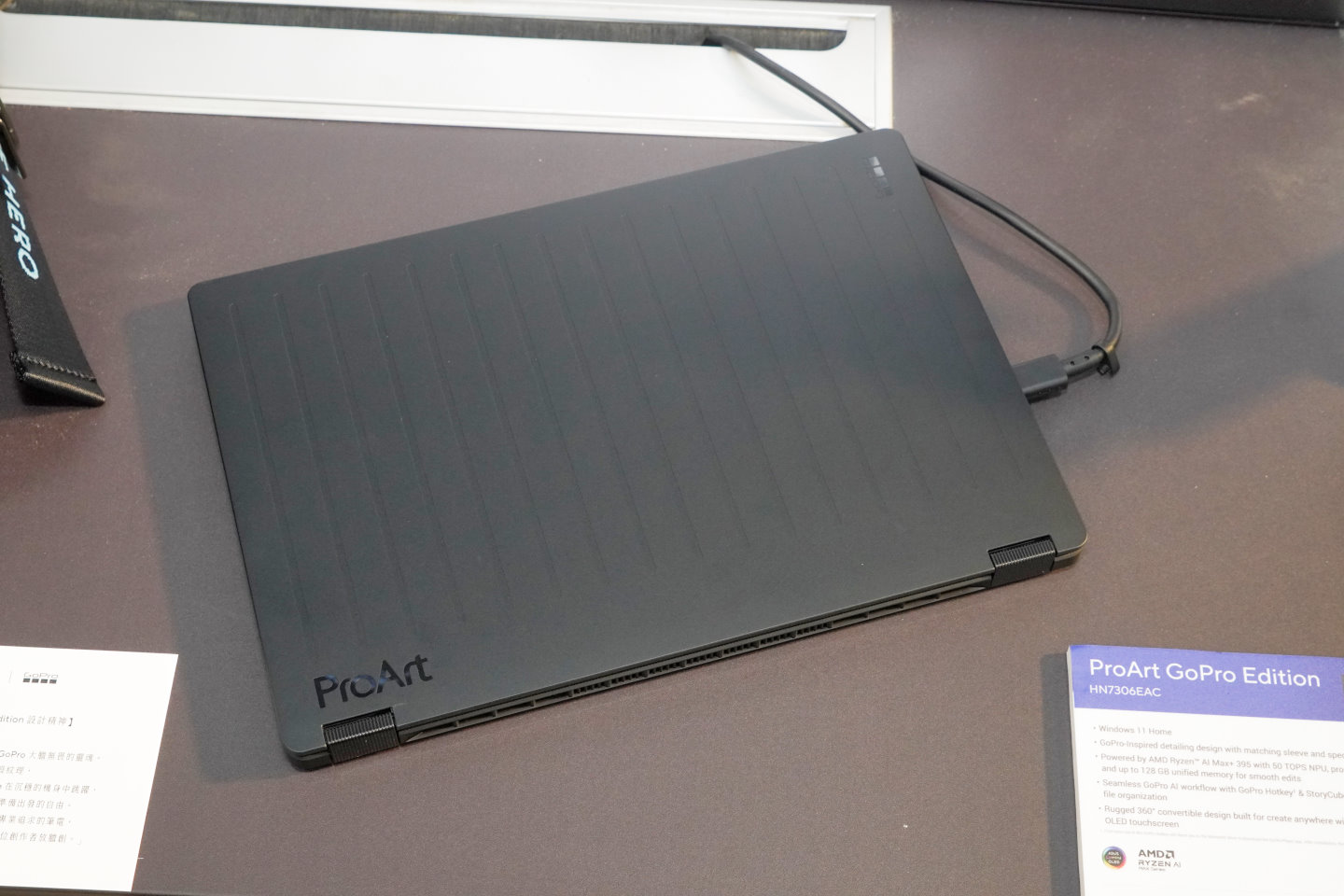 機身上蓋有著條紋裝飾造型，圖中右上角區域還有GoPro標誌。