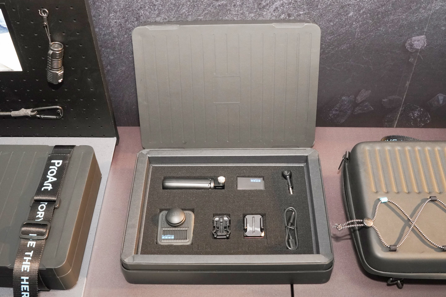 隨附的攜帶盒搭配預先裁切的緩衝泡綿，並附有綁帶，方便使用者攜帶攝影器材。