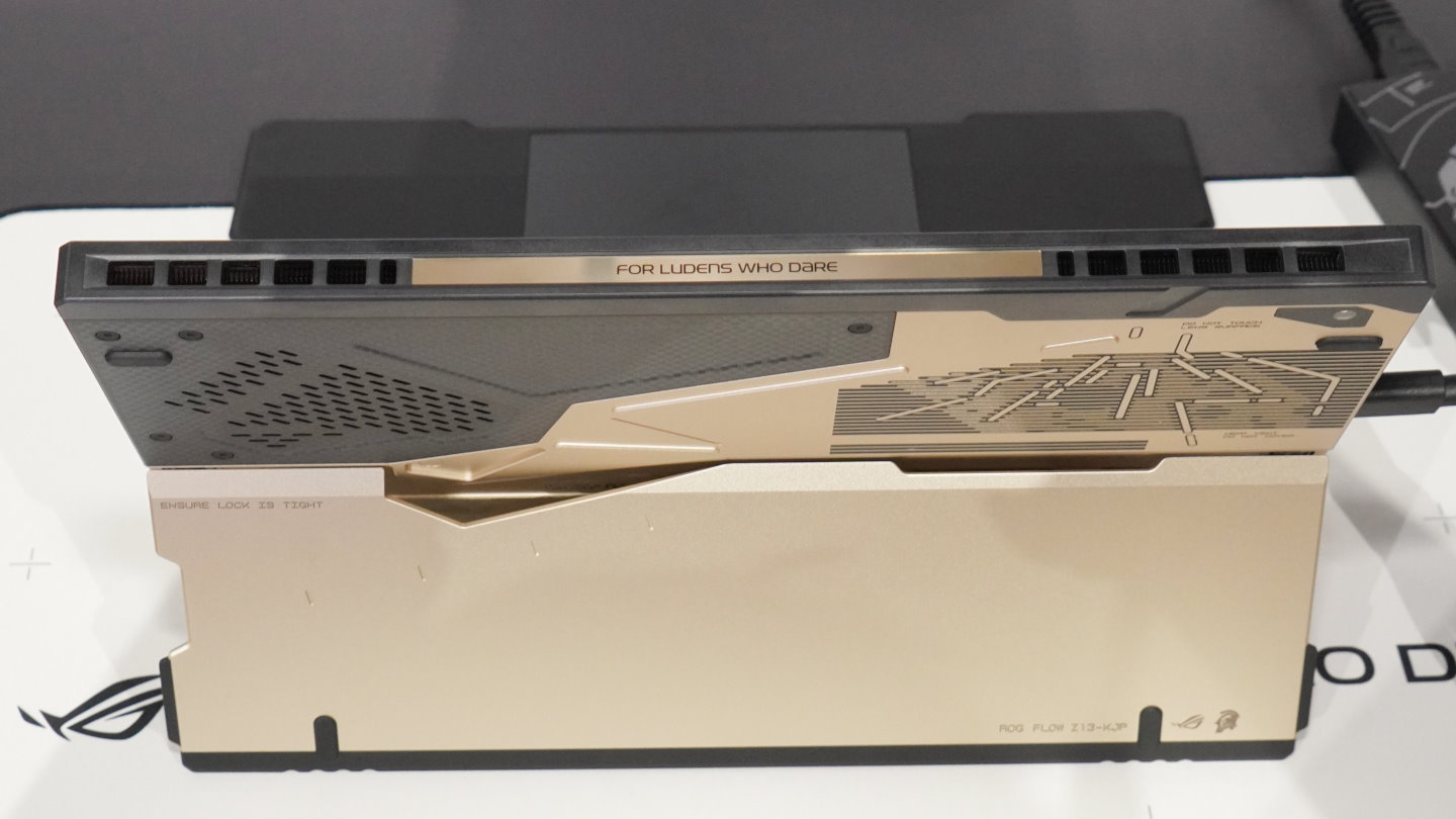 機身頂部的標語由ROG的「For Those Who Dare」改為「For Ludens Who Dare」。