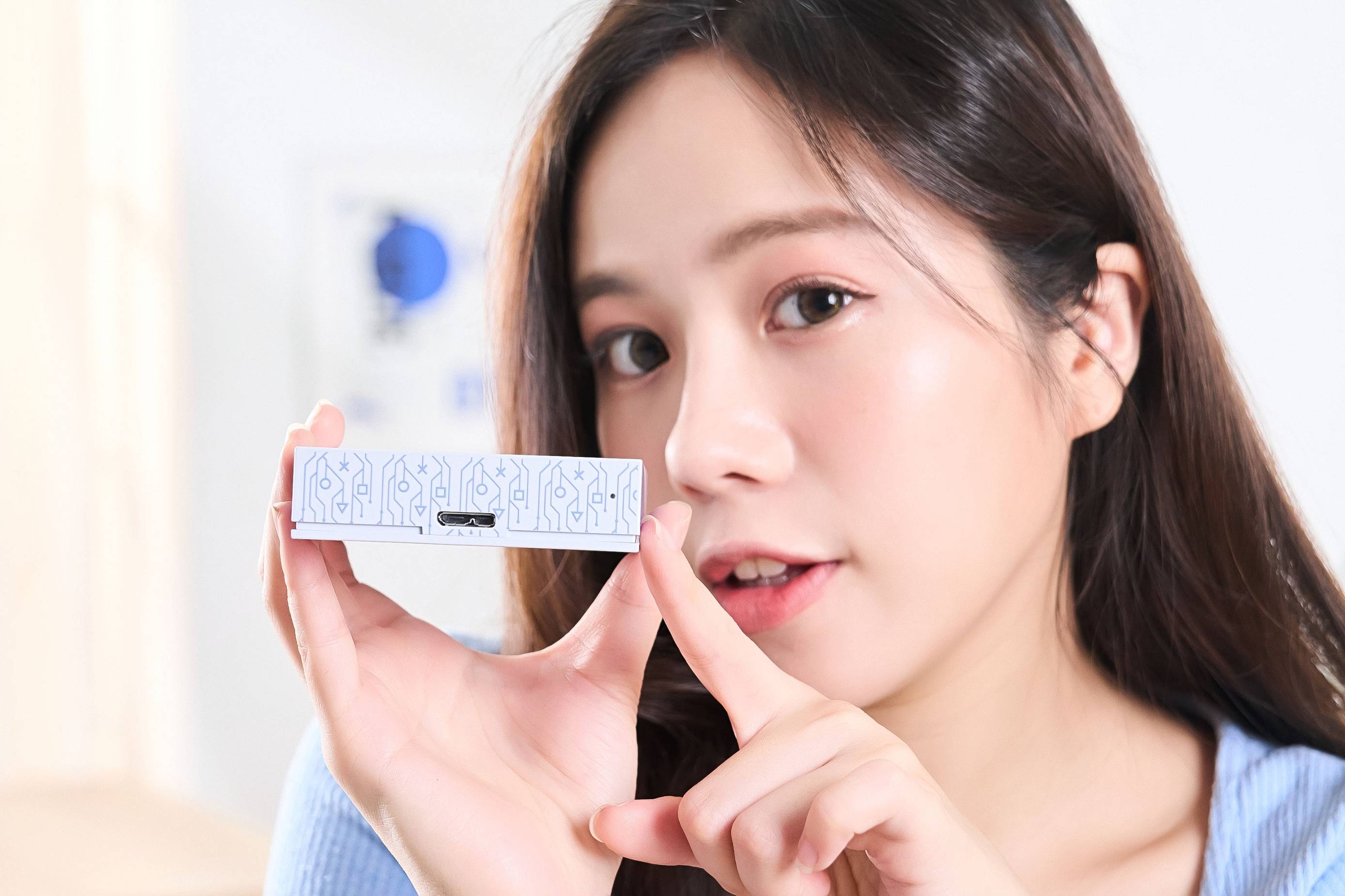 硬碟端採用 USB Micro-B 傳輸接口，細看在這一面也印刷有經典的 PlayStaton 按鍵符號。