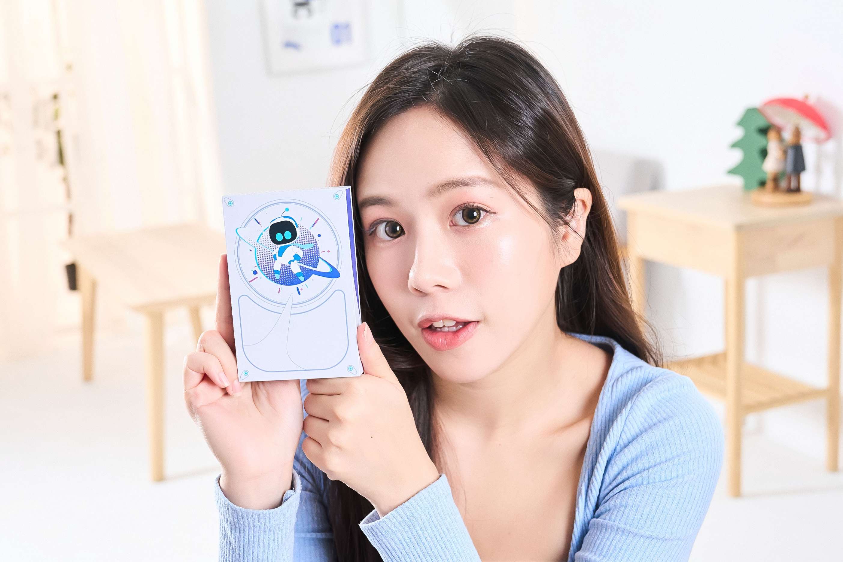 硬碟本體採用了凸版印刷的形式，勾勒出 HDD 硬碟外殼的線條以及 Astro 的形象，無論觸感或外觀，都相當有質感。