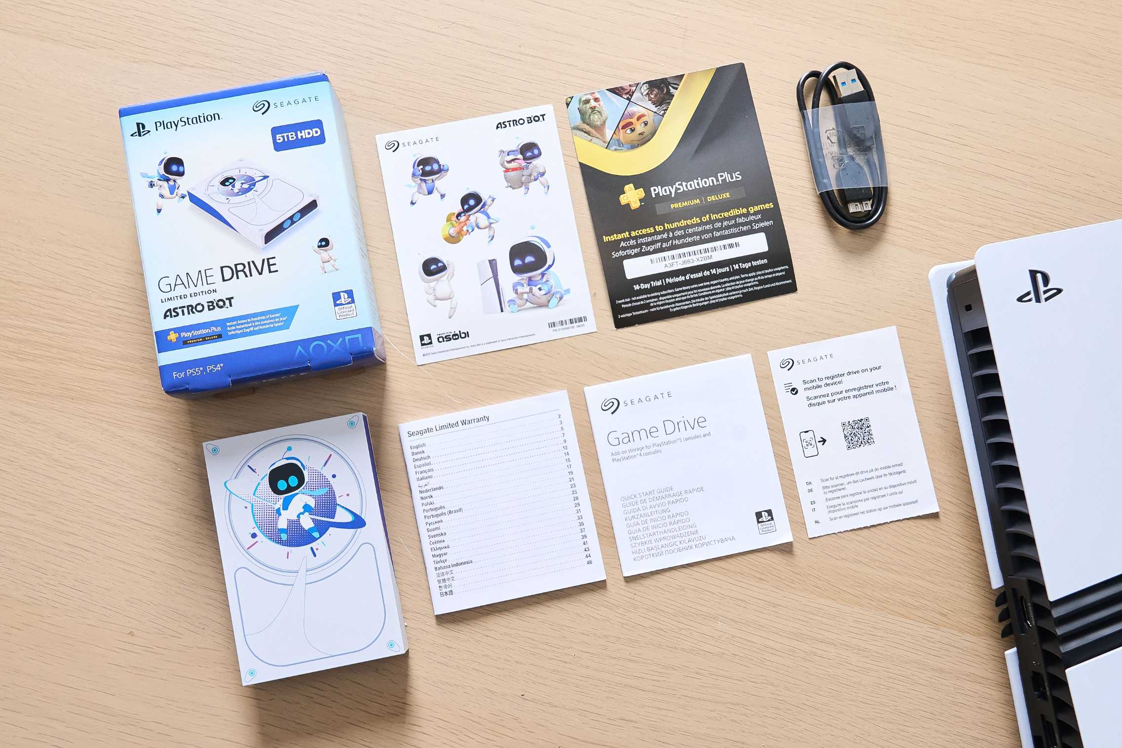 除提供 14 天的 PlayStation Plus Premium 序號可供試玩之外，盒內還附有一張專屬的宇宙機器人貼紙，內容物可謂誠意滿滿。