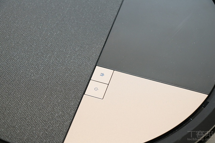 機身上蓋採用三種異材質拼接設計，透過不同表面紋理與色澤變化，營造出低調卻有層次的視覺效果；另機頂亦配置實體操作鍵，兼顧日常基本操作與整體外觀美感。