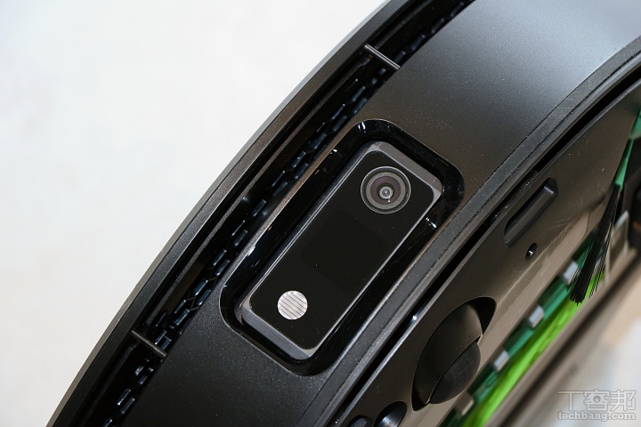 機身前方配置 LiDAR、鏡頭與單一雷射，形成獨家 PrecisionVision 精準辨識導航科技，可即時辨識地面物體與障礙物，並透過導航系統判斷行進路線，讓掃地機器人在清掃過程中能主動繞開電線、玩具、寵物糞便等常見雜物。